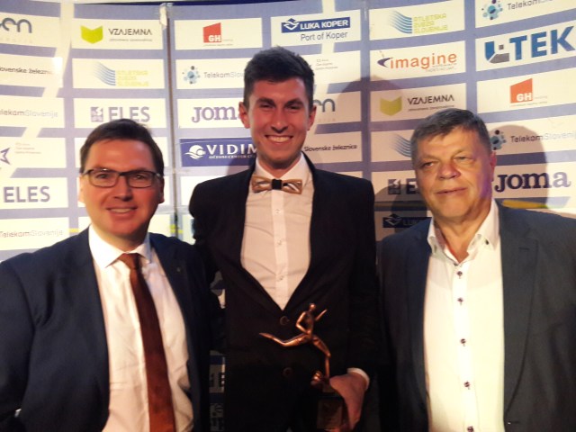 Timotej Bečan, prejemnik priznanja, Dušan Papež, predsednik KGT in Združenja za GT, Roman Dobnikar, predsednik AZS